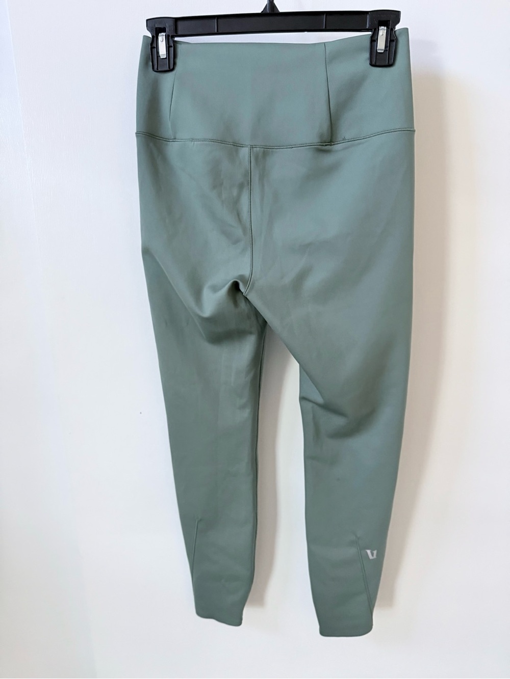 NWOT Vuori Uplift Evolve 7/8 Leggings in Fern - Picture 5 of 14